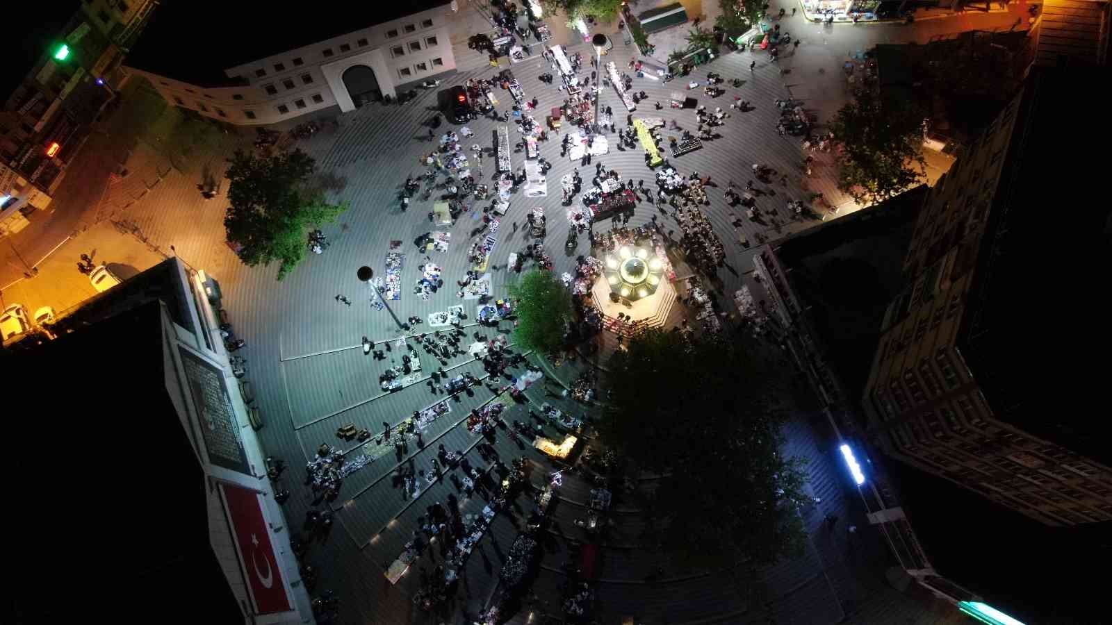 Bursa’da vatandaşlar gece saatlerinde bayram alışverişi yapmak için çarşıya akın etti. Gece saatlerinde yaşanan insan yoğunluğu ise dron ile ...