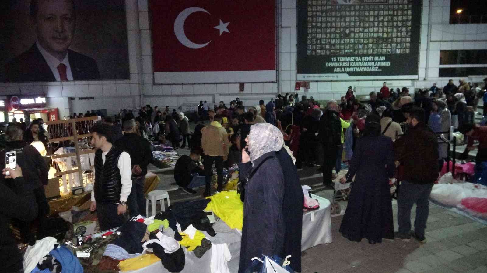 Bursa’da vatandaşlar gece saatlerinde bayram alışverişi yapmak için çarşıya akın etti. Gece saatlerinde yaşanan insan yoğunluğu ise dron ile ...