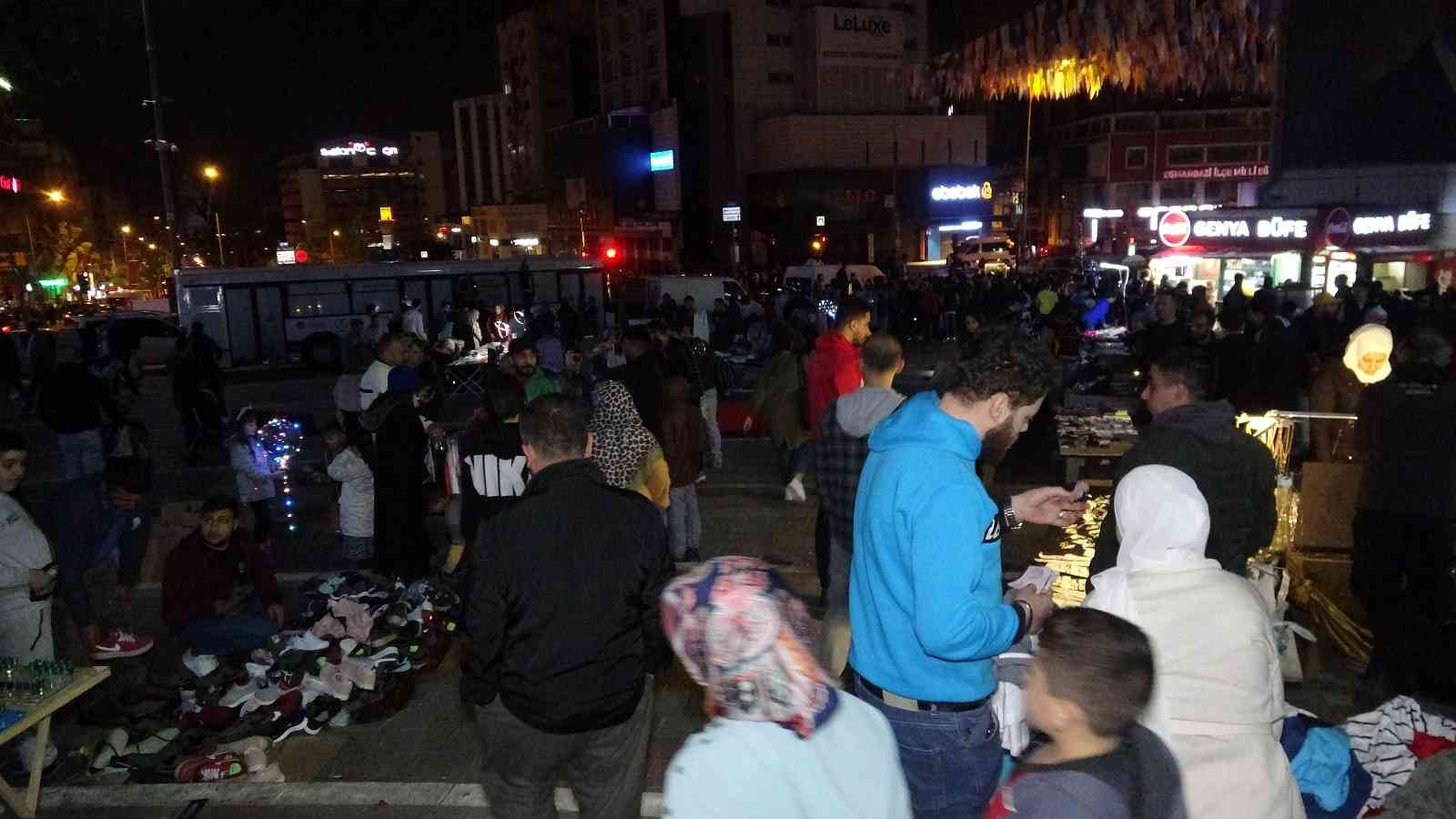 Bursa’da vatandaşlar gece saatlerinde bayram alışverişi yapmak için çarşıya akın etti. Gece saatlerinde yaşanan insan yoğunluğu ise dron ile ...