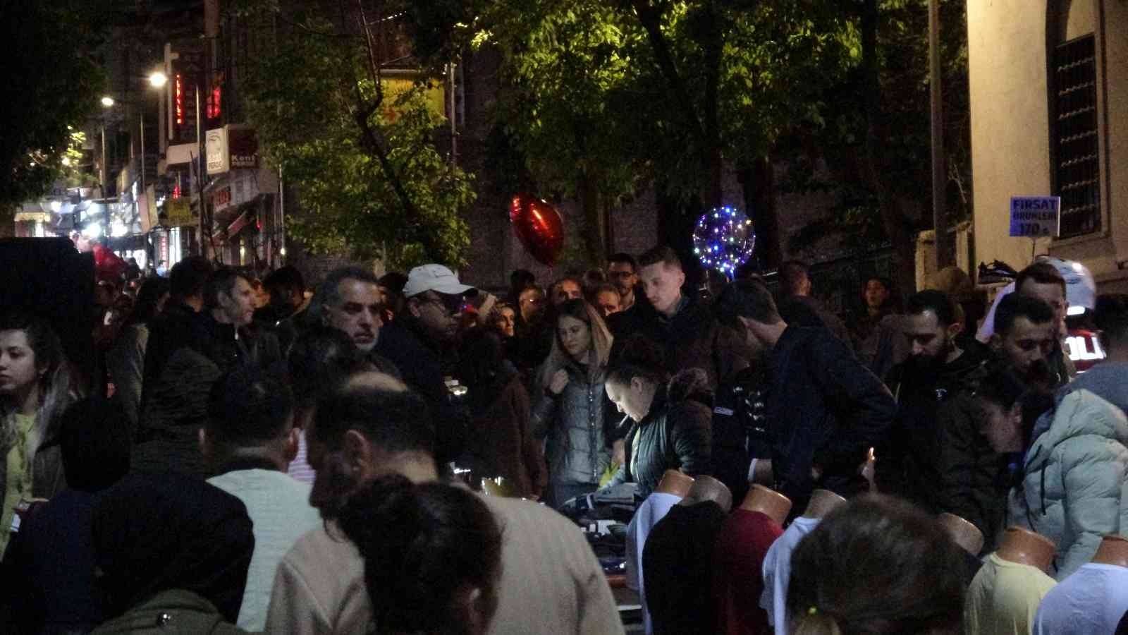 Bursa’da vatandaşlar gece saatlerinde bayram alışverişi yapmak için çarşıya akın etti. Gece saatlerinde yaşanan insan yoğunluğu ise dron ile ...