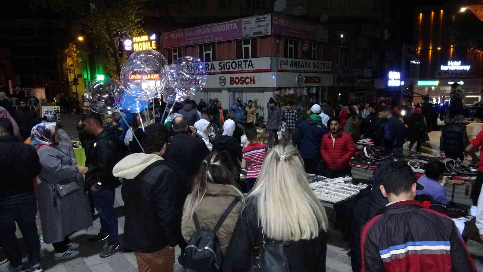 Bursa’da vatandaşlar gece saatlerinde bayram alışverişi yapmak için çarşıya akın etti. Gece saatlerinde yaşanan insan yoğunluğu ise dron ile ...