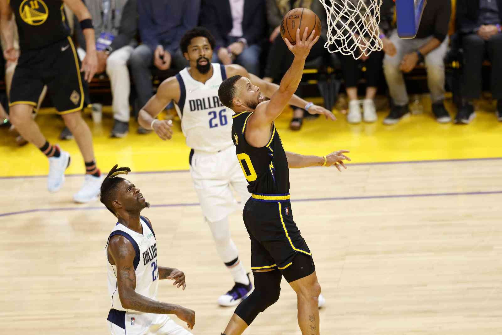 NBA Batı Konferansı final serisi ilk maçında Golden State Warriors evinde karşı karşıya geldiği Dallas Mavericks’i 112-87 yendi ve seride 1-0 öne ...