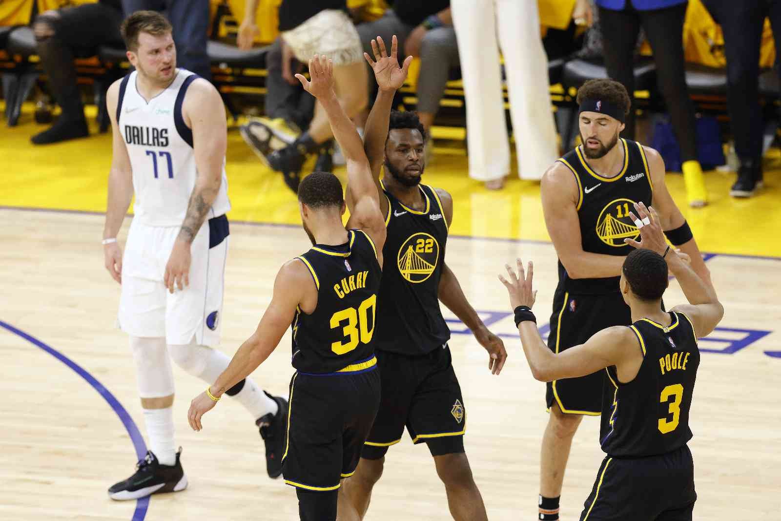 NBA Batı Konferansı final serisi ilk maçında Golden State Warriors evinde karşı karşıya geldiği Dallas Mavericks’i 112-87 yendi ve seride 1-0 öne ...