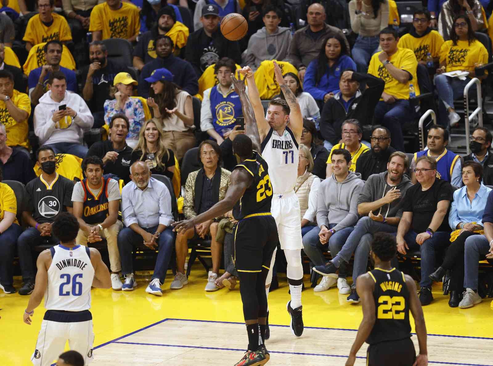 NBA Batı Konferansı final serisi ilk maçında Golden State Warriors evinde karşı karşıya geldiği Dallas Mavericks’i 112-87 yendi ve seride 1-0 öne ...