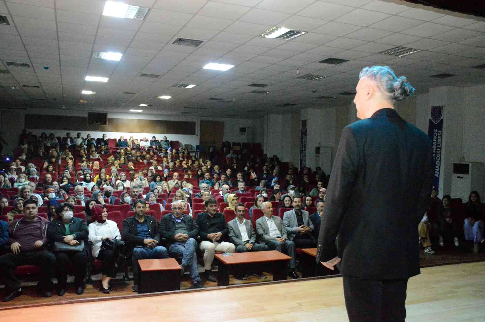 Sakarya’nın Karasu ilçesinde Milli Eğitim Müdürlüğünde görevli görme engelli vatandaşın sergilediği “Körona” adlı tek kişilik gösteri kahkaha ...