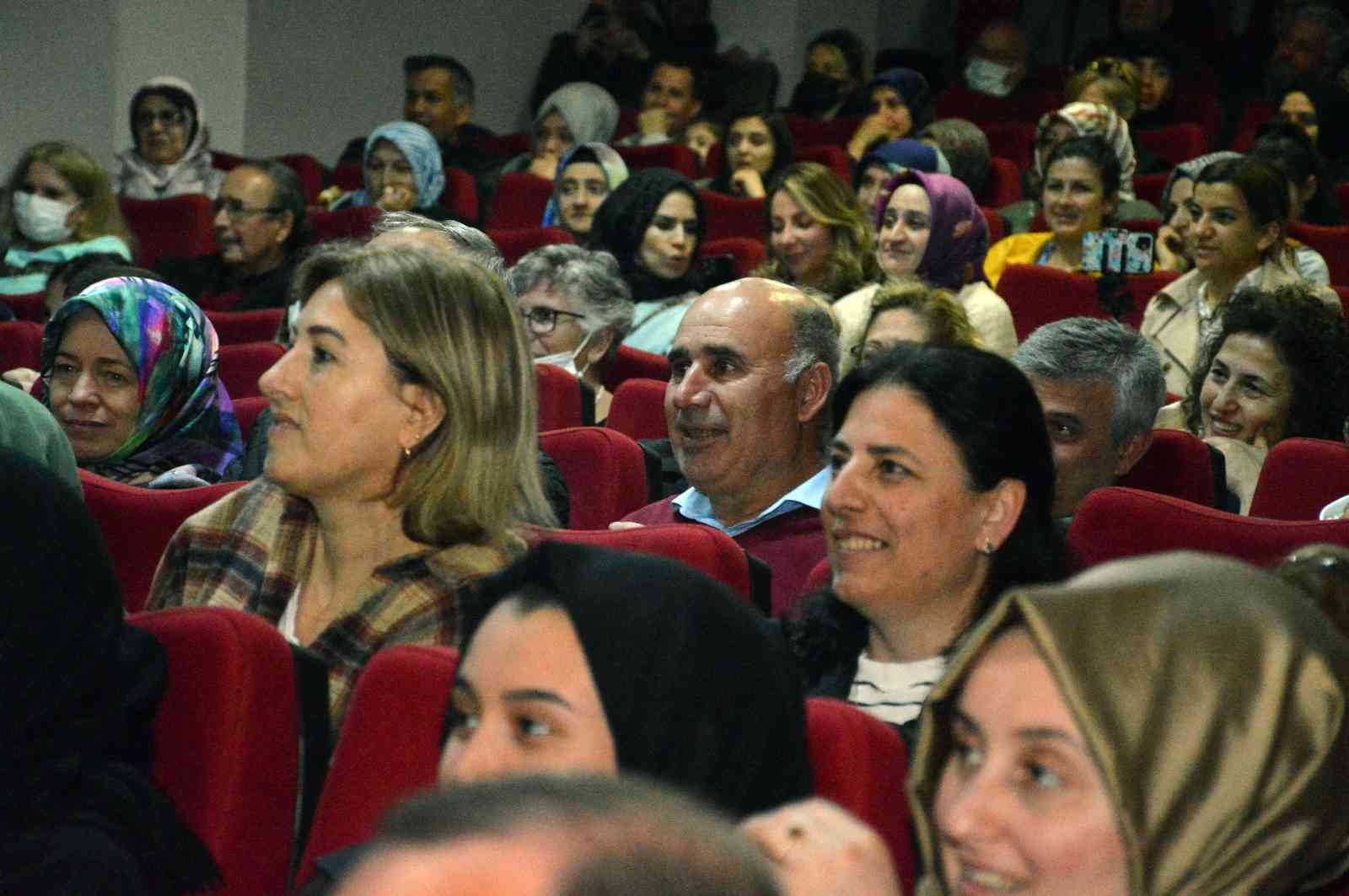 Sakarya’nın Karasu ilçesinde Milli Eğitim Müdürlüğünde görevli görme engelli vatandaşın sergilediği “Körona” adlı tek kişilik gösteri kahkaha ...