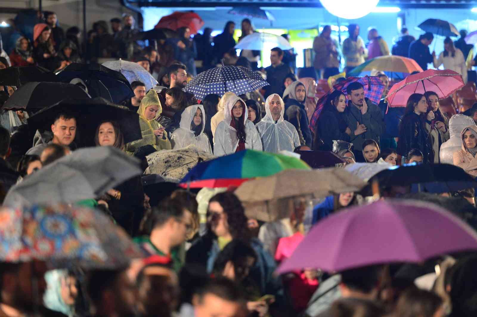 BURSA (İHA) – Ünlü şarkıcı Gülşen, Bursa’da verdiği konserle hayranlarını unutulmaz bir müzik ziyafeti sundu. Ünlü popçu Gülşen, Bursa Açıkhava ...