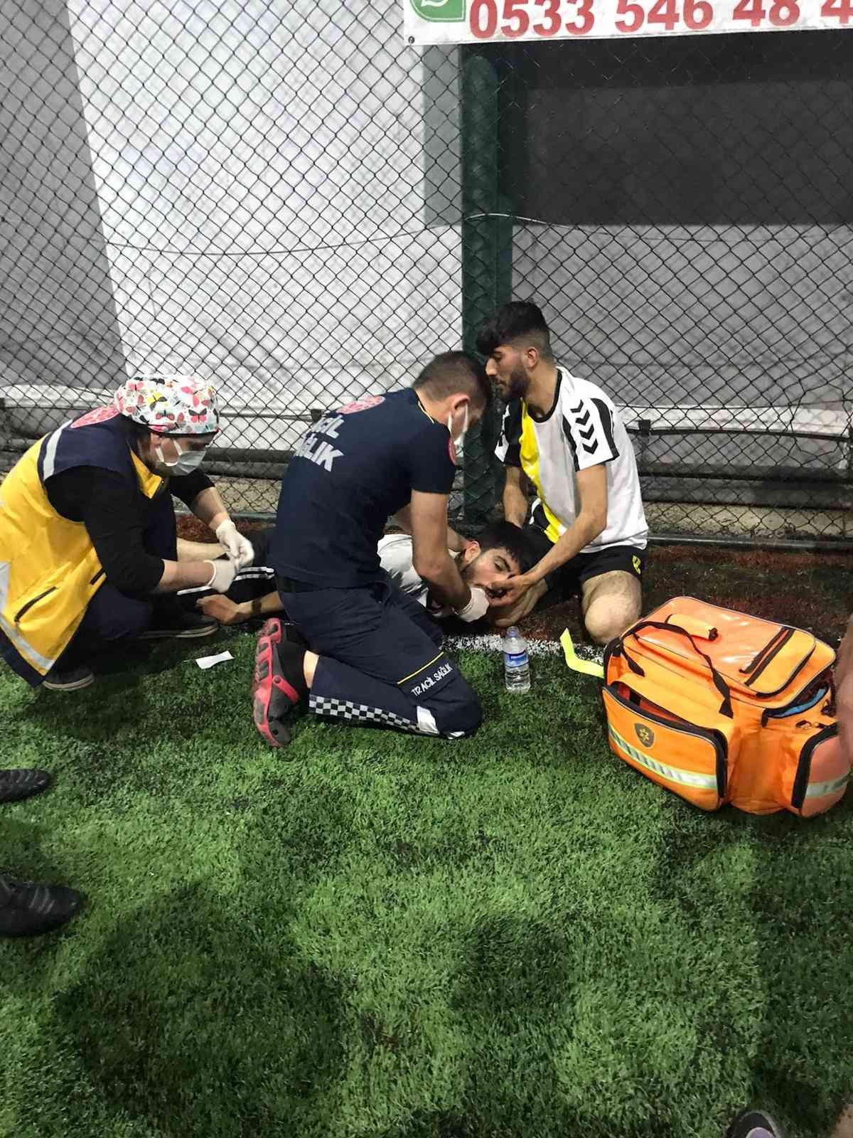 Tekirdağ’ın Çerkezköy ilçesinde halı sahada maç yapan gençlerden birinin maç esnasında dili boğazına kaçarken, ilk müdahalesi yapılan genç hayata ...