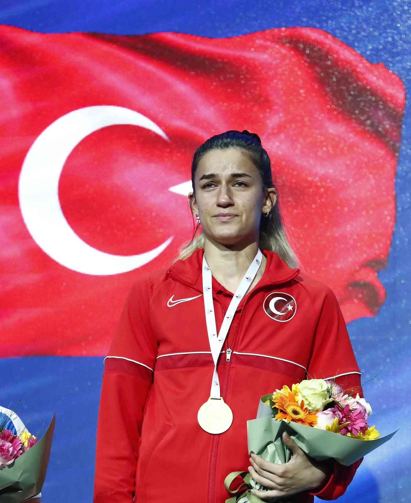 Türkiye’nin ev sahipliğinde düzenlenen Dünya Kadınlar Boks Şampiyonası’nda 54 kiloda mücadele eden Hatice Akbaş, final maçını kazanarak dünya ...