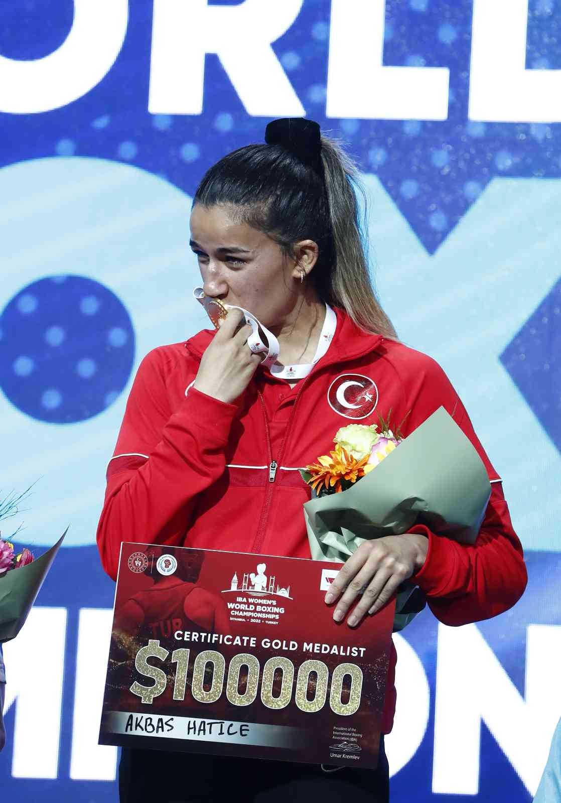 Türkiye’nin ev sahipliğinde düzenlenen Dünya Kadınlar Boks Şampiyonası’nda 54 kiloda mücadele eden Hatice Akbaş, final maçını kazanarak dünya ...