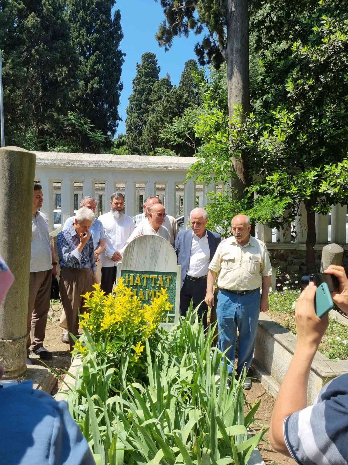 Hattat Hamid Aytaç vefatının 40. sene-i devriyesinde Karacaahmet Mezarlığındaki kabri başında anıldı. Mezarlıktaki anma programının ardından ...