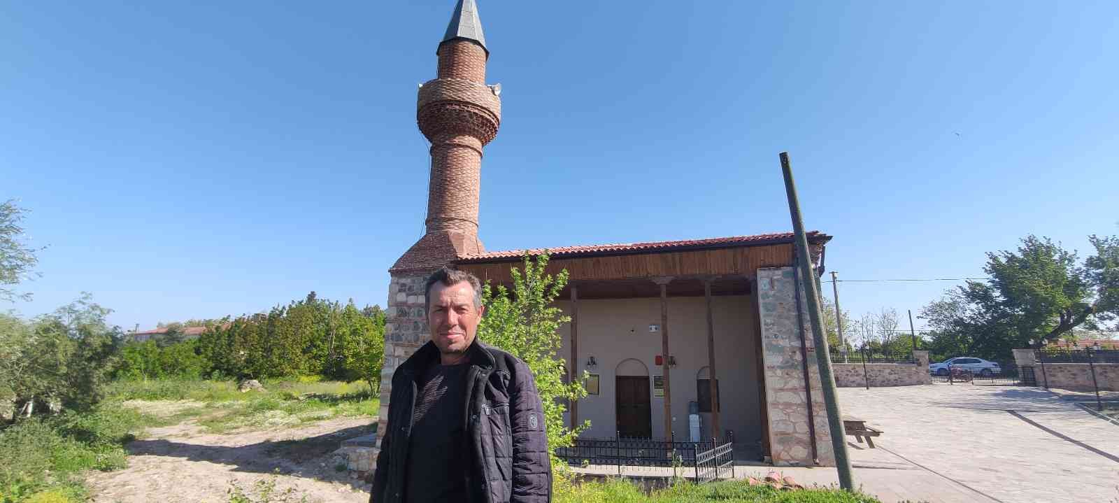 Bursa’da 614 yıllık tarihi cami 2 yıllık restorasyonun ardından ibadete açıldı. Uluabat Gölü kenarındaki tarihi cami ve manzarası görenleri ...