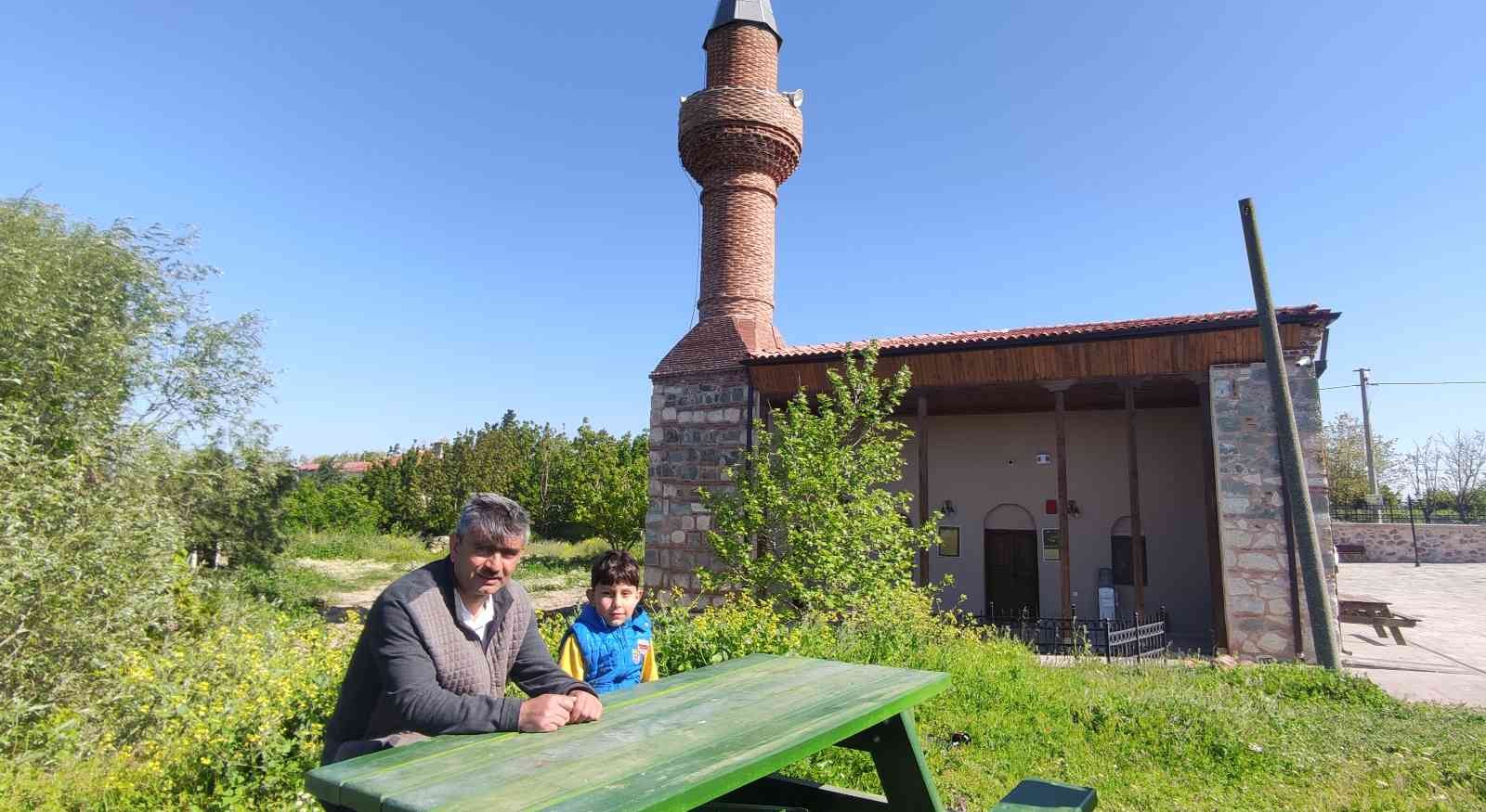 Bursa’da 614 yıllık tarihi cami 2 yıllık restorasyonun ardından ibadete açıldı. Uluabat Gölü kenarındaki tarihi cami ve manzarası görenleri ...