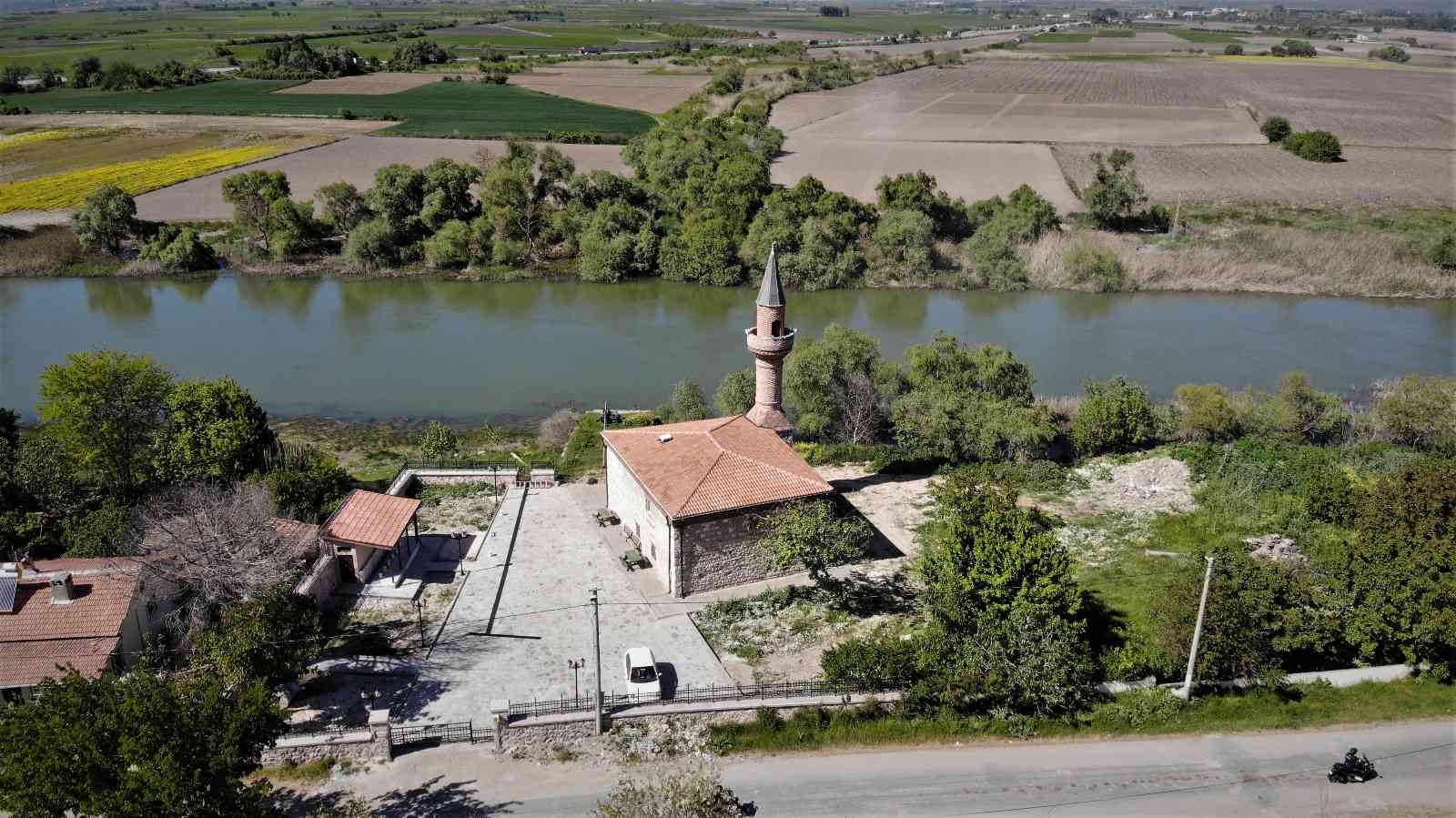 Bursa’da 614 yıllık tarihi cami 2 yıllık restorasyonun ardından ibadete açıldı. Uluabat Gölü kenarındaki tarihi cami ve manzarası görenleri ...