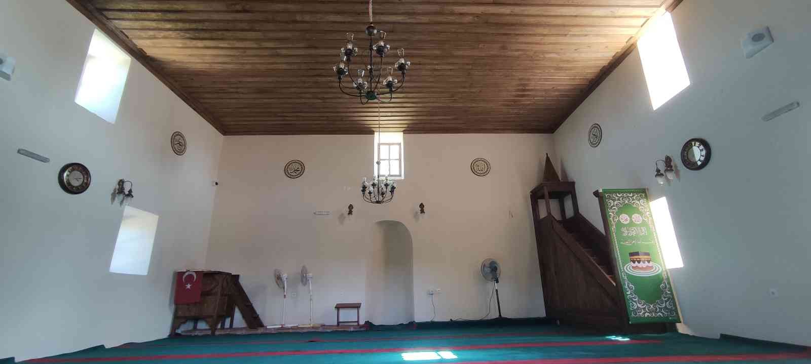 Bursa’da 614 yıllık tarihi cami 2 yıllık restorasyonun ardından ibadete açıldı. Uluabat Gölü kenarındaki tarihi cami ve manzarası görenleri ...