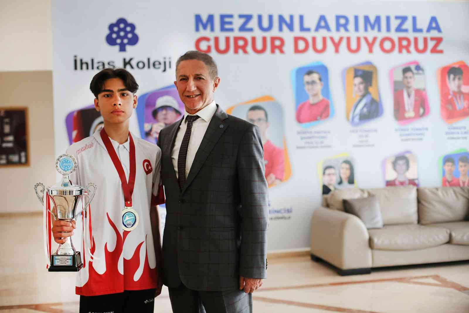 Özel Bahçelievler İhlas Anadolu Lisesi öğrencisi Turan Ayhan Aydeniz, 7. Uluslararası Açık Kick Boks Dünya Kupası’nda Dünya Şampiyonu oldu ...