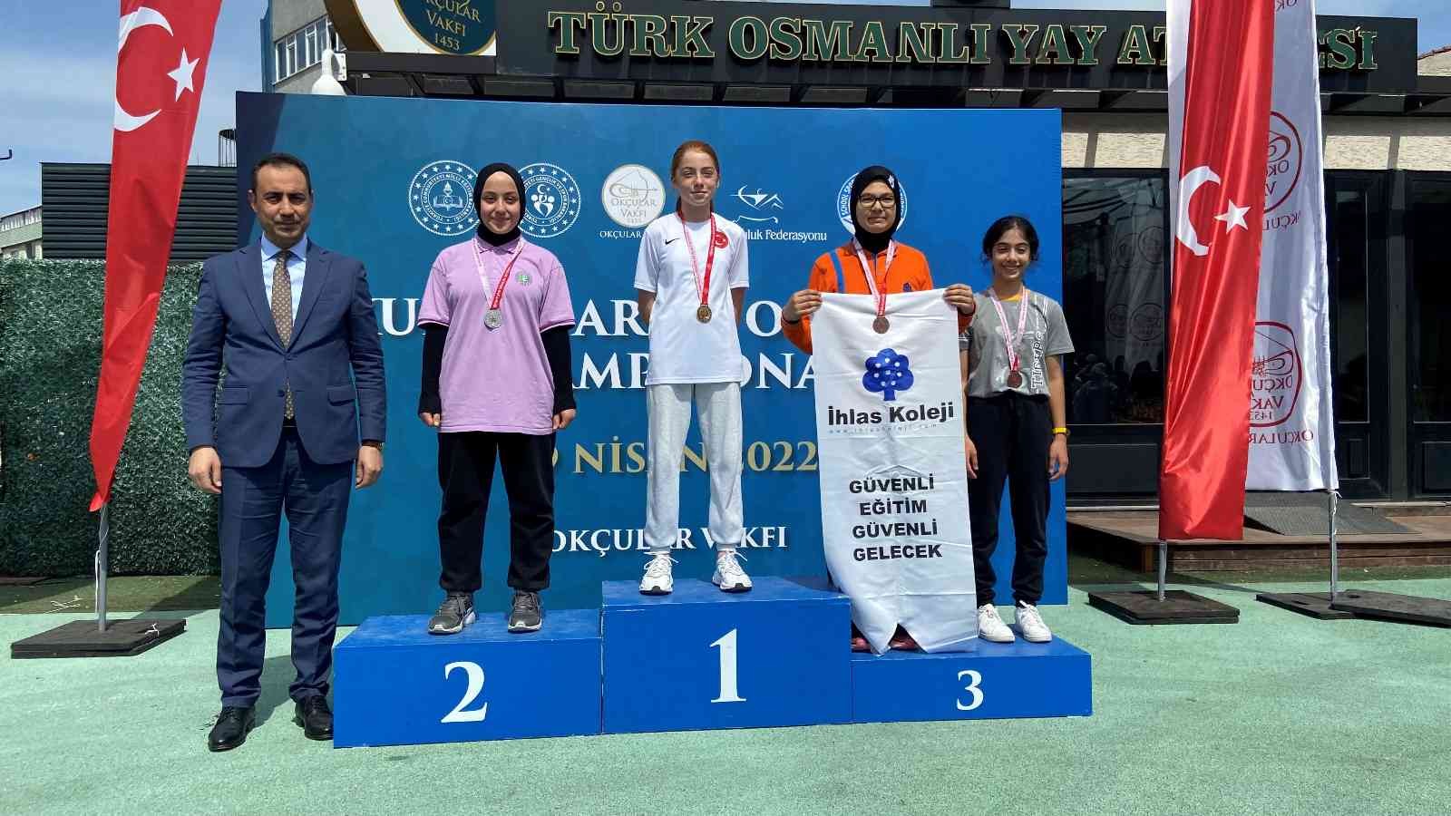 İhlas Koleji, akademik başarılarının yanı sıra spor branşlarında da başarılarına devam ediyor. Okul sporları kapsamında düzenlenen Okçuluk ...