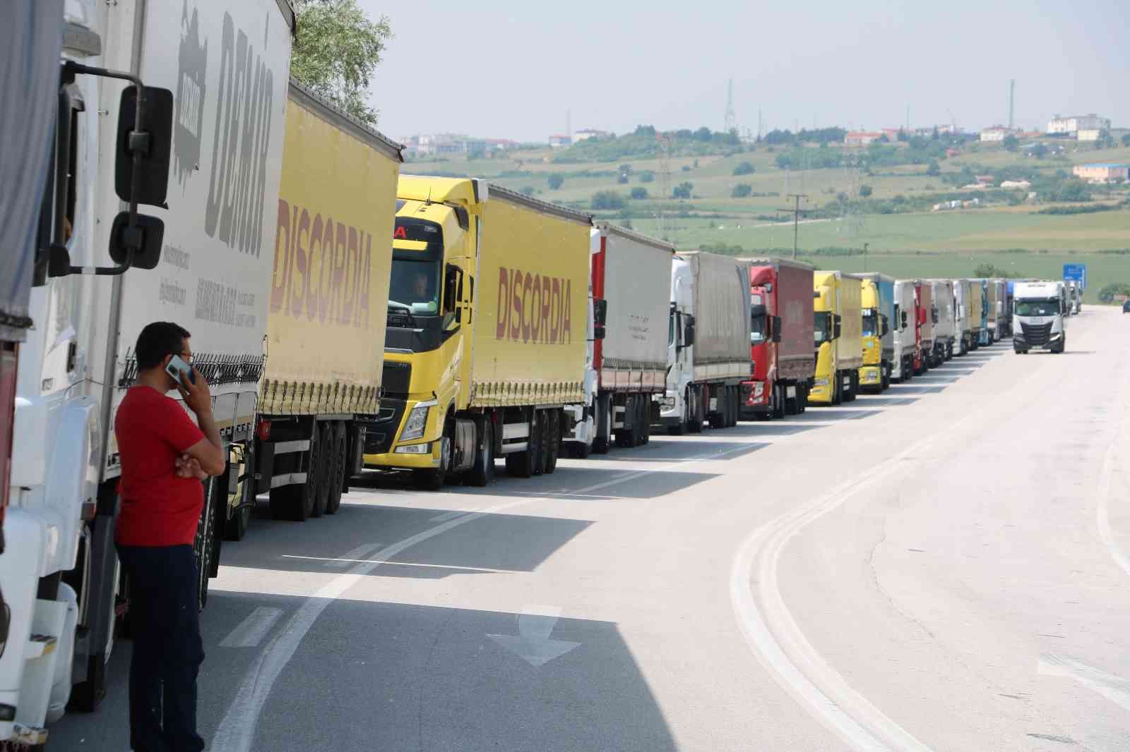 Yapılan son verilere göre ihracatın yüzde 30 artması sonucu Edirne Kapıkule ve Hamzabeyli Sınır Kapılarında Bulgaristan gümrüğünün yoğunluğu ...