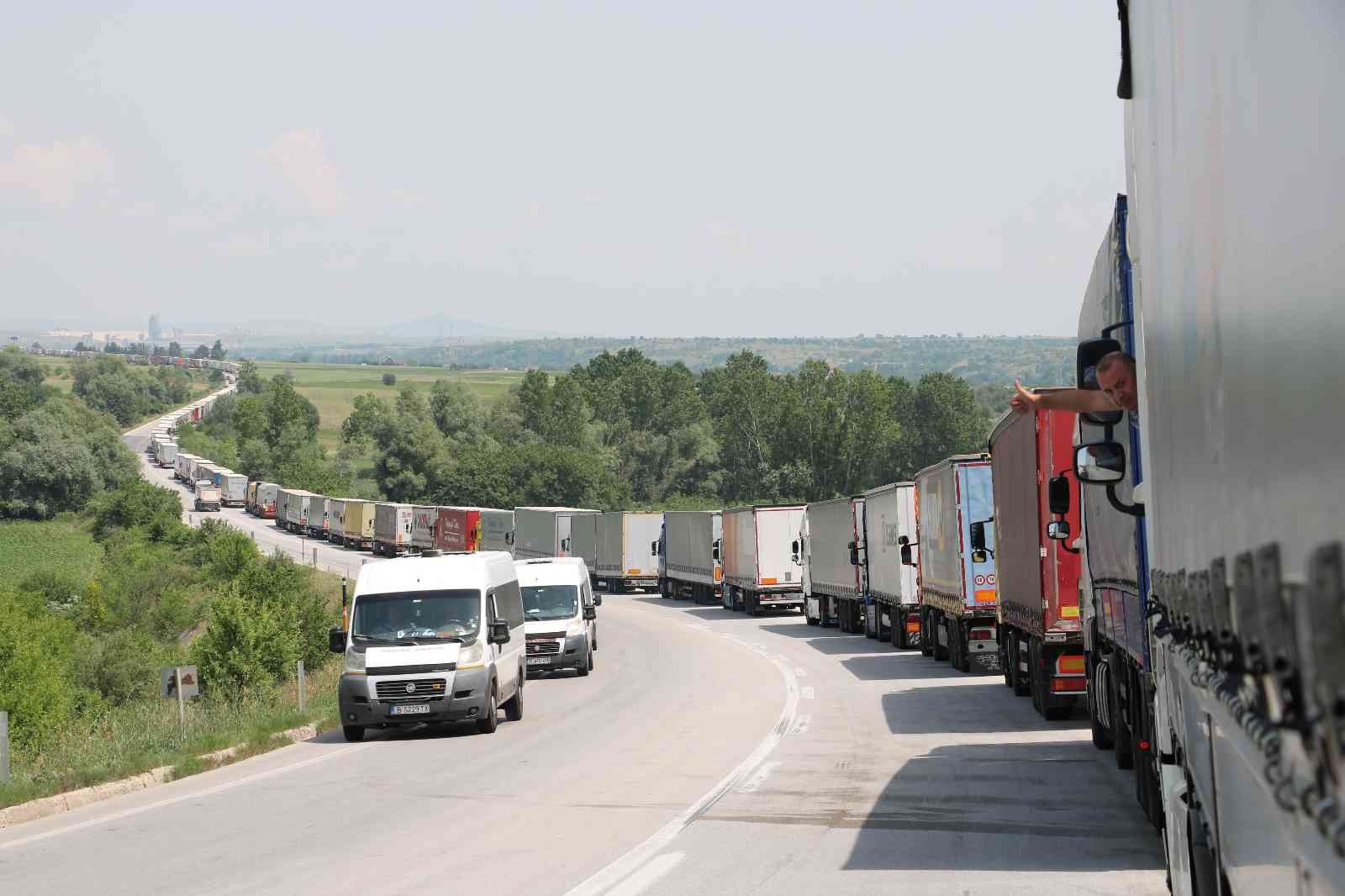 Yapılan son verilere göre ihracatın yüzde 30 artması sonucu Edirne Kapıkule ve Hamzabeyli Sınır Kapılarında Bulgaristan gümrüğünün yoğunluğu ...