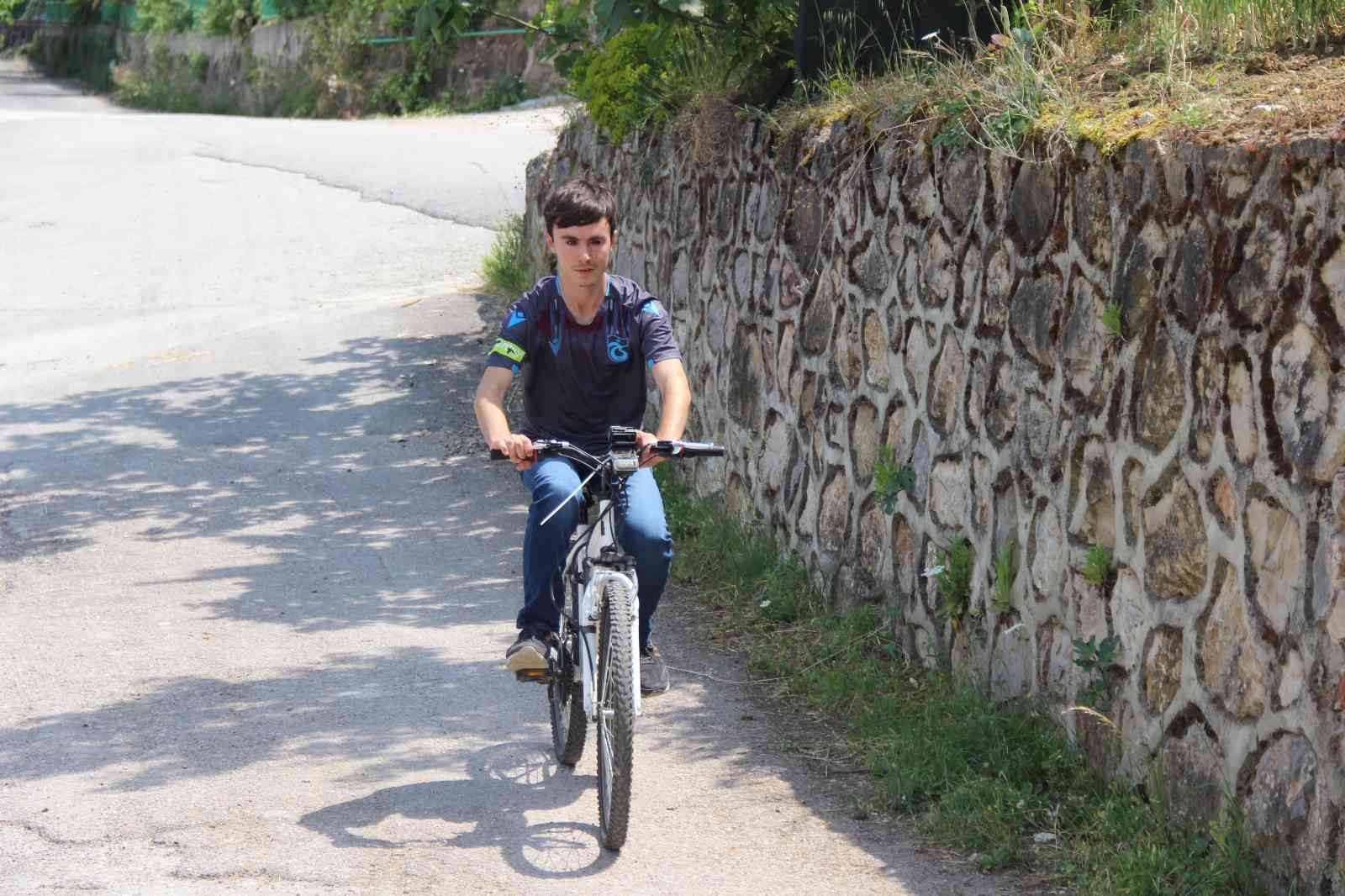 Kocaeli’de yaşayan görme engelli 17 yaşındaki Emirhan Bülbül, 8 müzik aleti çalıyor. Görmeyen gözlerine rağmen bisiklet süren, bilgisayar ...