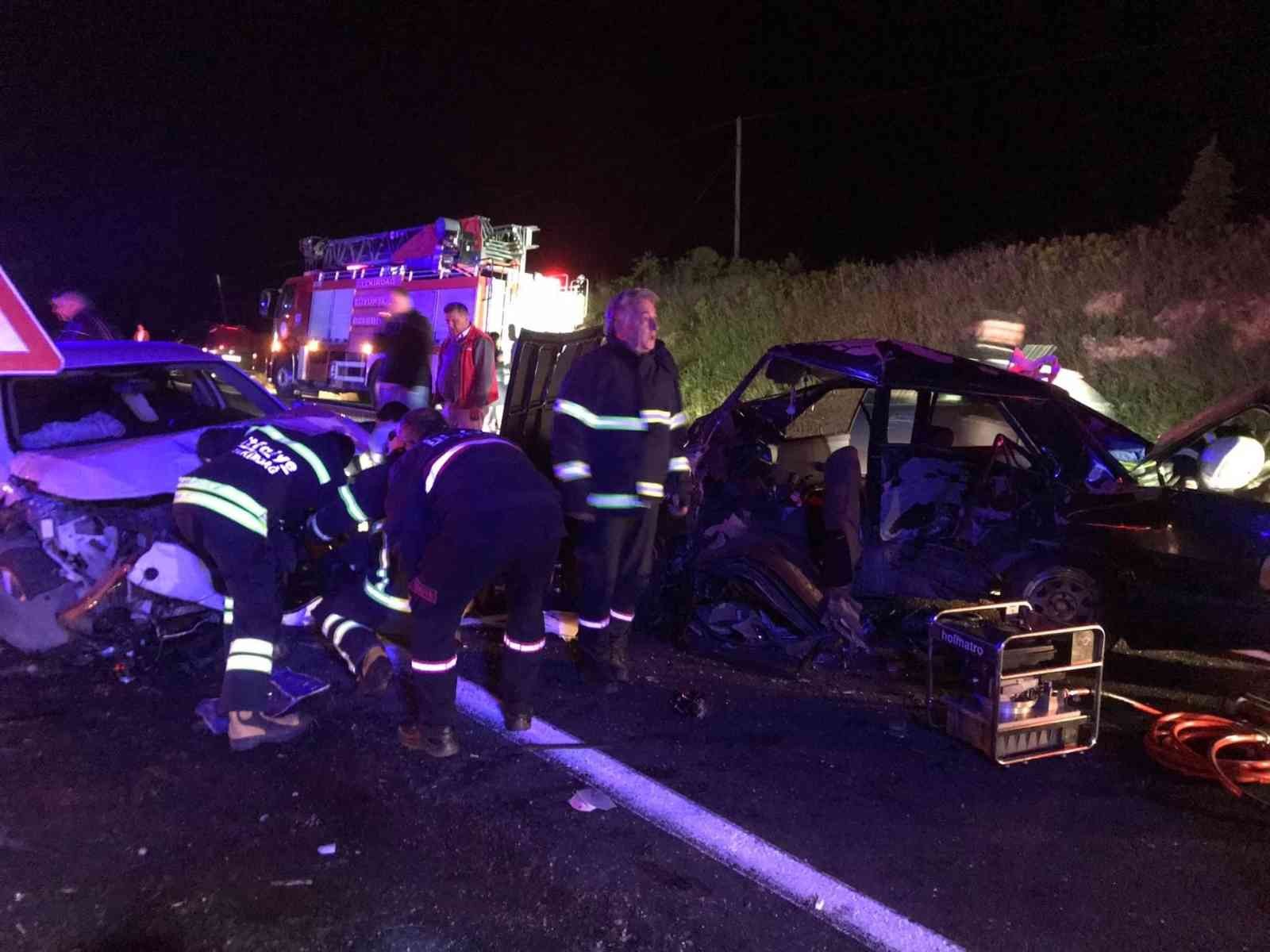 Tekirdağ-Muratlı karayolunda iki otomobilin çarpışması sonucu meydana gelen trafik kazasında 2’si ağır, 3 kişi yaralandı. Kaza, Muratlı ilçesi ...