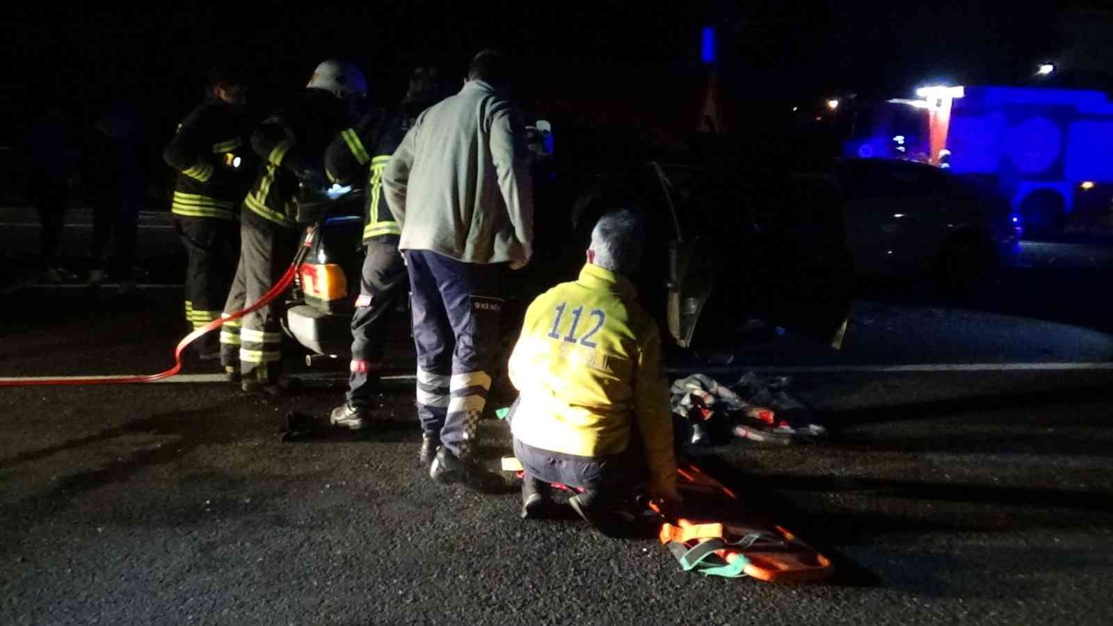 Tekirdağ-Muratlı karayolunda iki otomobilin çarpışması sonucu meydana gelen trafik kazasında 2’si ağır, 3 kişi yaralandı. Kaza, Muratlı ilçesi ...