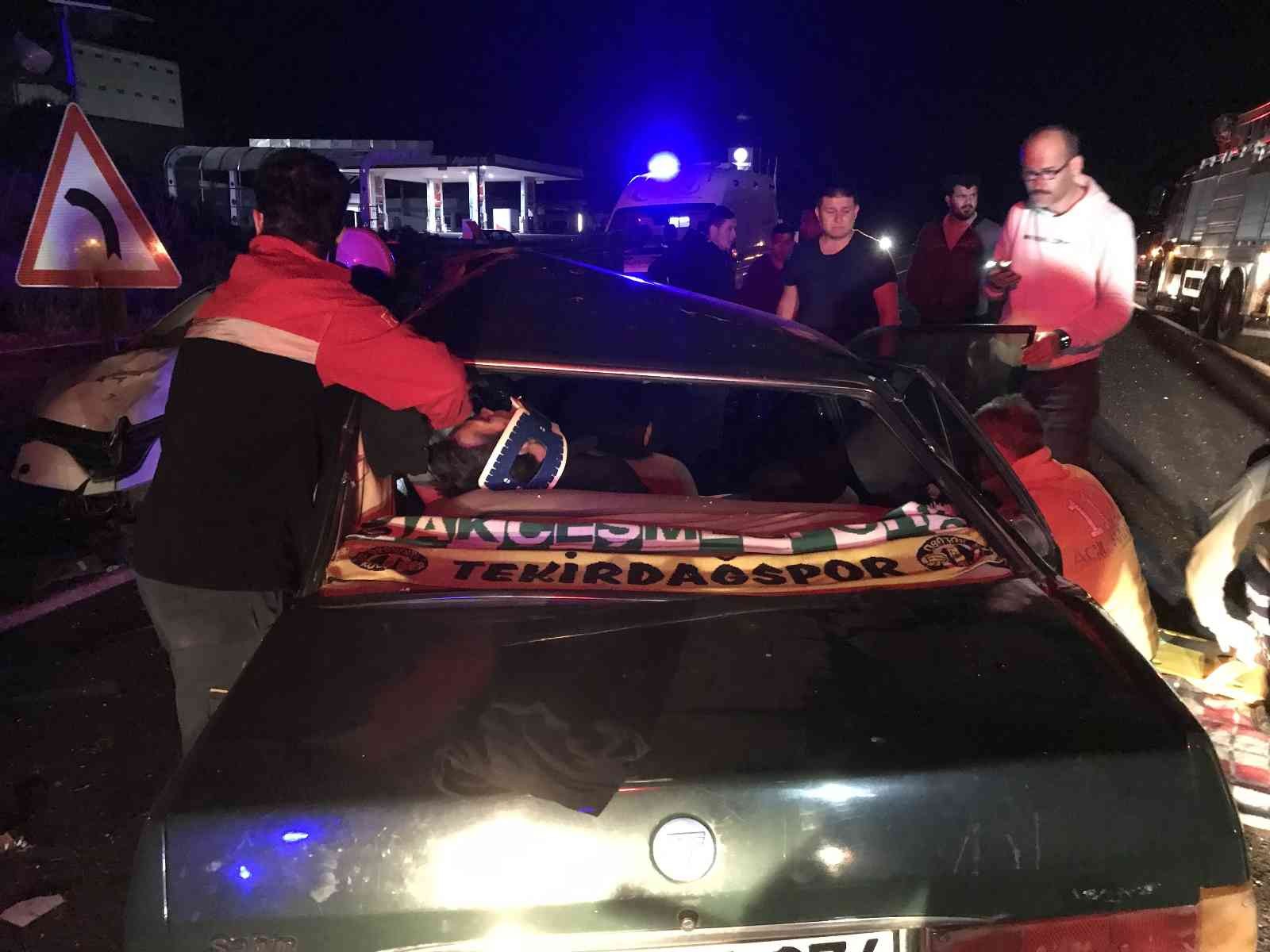 Tekirdağ-Muratlı karayolunda iki otomobilin çarpışması sonucu meydana gelen trafik kazasında 2’si ağır, 3 kişi yaralandı. Kaza, Muratlı ilçesi ...