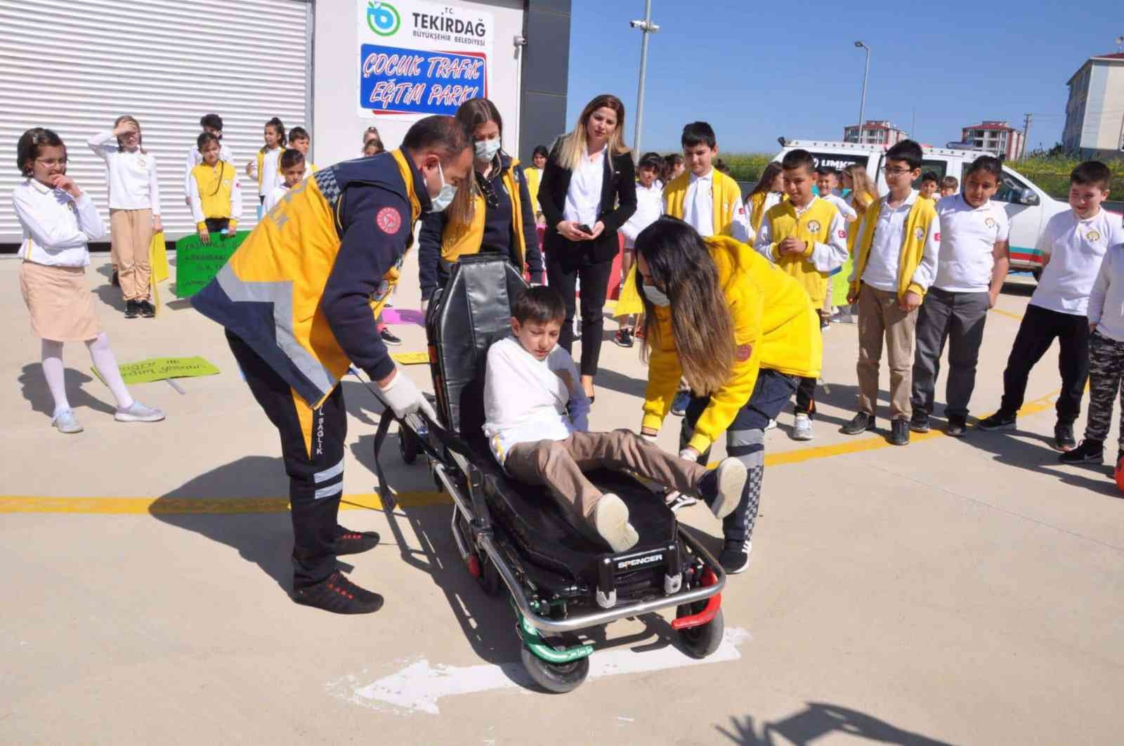 Tekirdağ’ın Çorlu ilçesinde Şehit Hamza Çavuş İlkokulu tarafından Trafik ve İlkyardım Haftası etkinlikleri düzenlendi. Programa Tekirdağ İl Milli ...