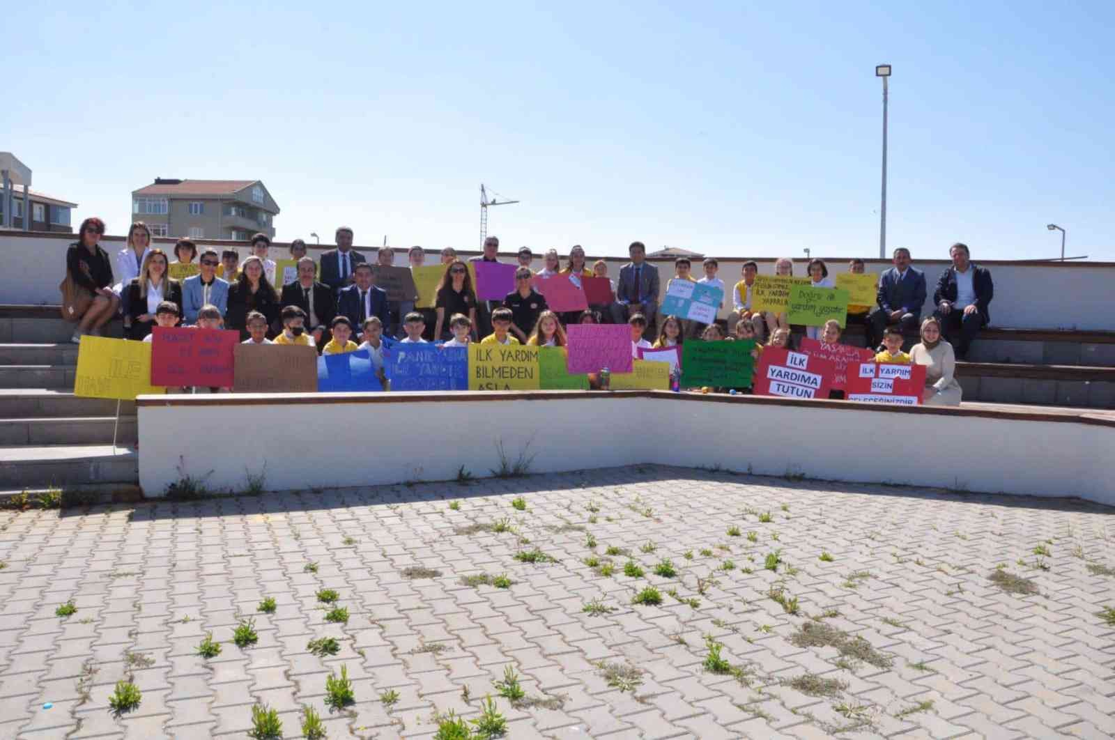 Tekirdağ’ın Çorlu ilçesinde Şehit Hamza Çavuş İlkokulu tarafından Trafik ve İlkyardım Haftası etkinlikleri düzenlendi. Programa Tekirdağ İl Milli ...