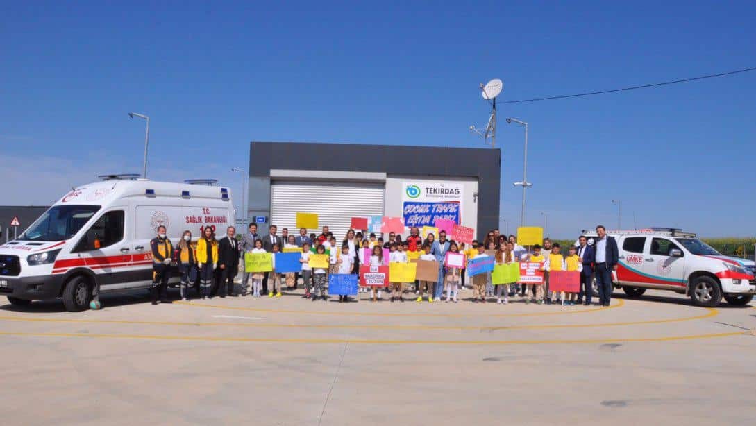 Tekirdağ’ın Çorlu ilçesinde Şehit Hamza Çavuş İlkokulu tarafından Trafik ve İlkyardım Haftası etkinlikleri düzenlendi. Programa Tekirdağ İl Milli ...