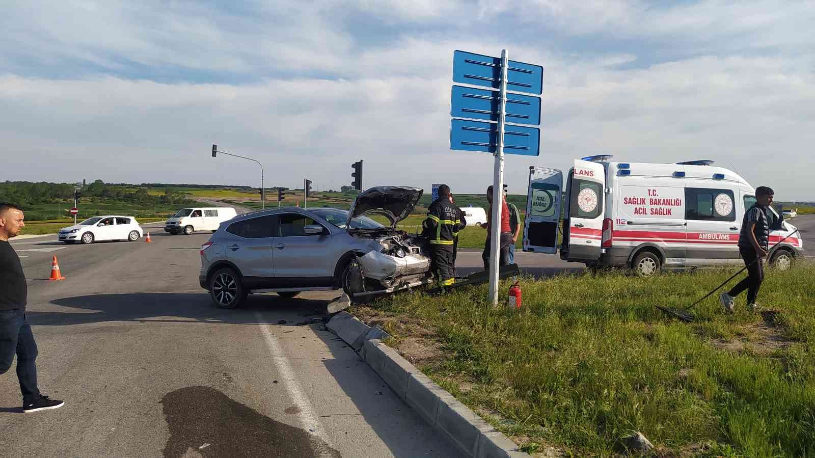 Tekirdağ’da ışık ihlali nedeniyle iki otomobilin çarpıştığı kazada 2 kişi yaralandı. Kaza, Saray ilçesi Çevreyolu üzerinde meydana geldi ...