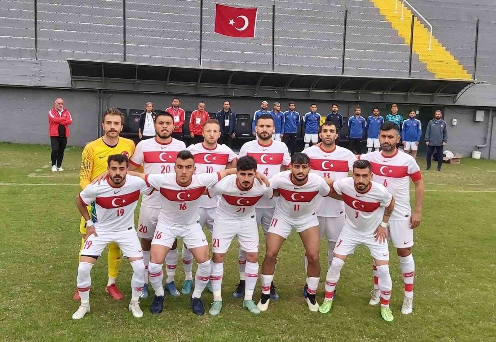 Türkiye Futbol Federasyonu’nun ’Türkiye Futbol Oynuyor’ projesi kapsamında desteklediği, İşitme Engelliler Spor Federasyonu bünyesindeki İşitme ...