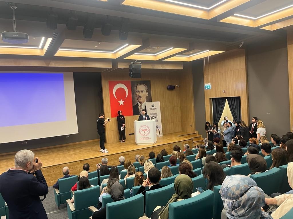 12-18 Mayıs Hemşireler Haftası dolayısıyla gerçekleştirilen etkinlikte konuşan İstanbul İl Sağlık Müdürü Prof. Dr. Kemal Memişoğlu, “Hepimiz bir ...