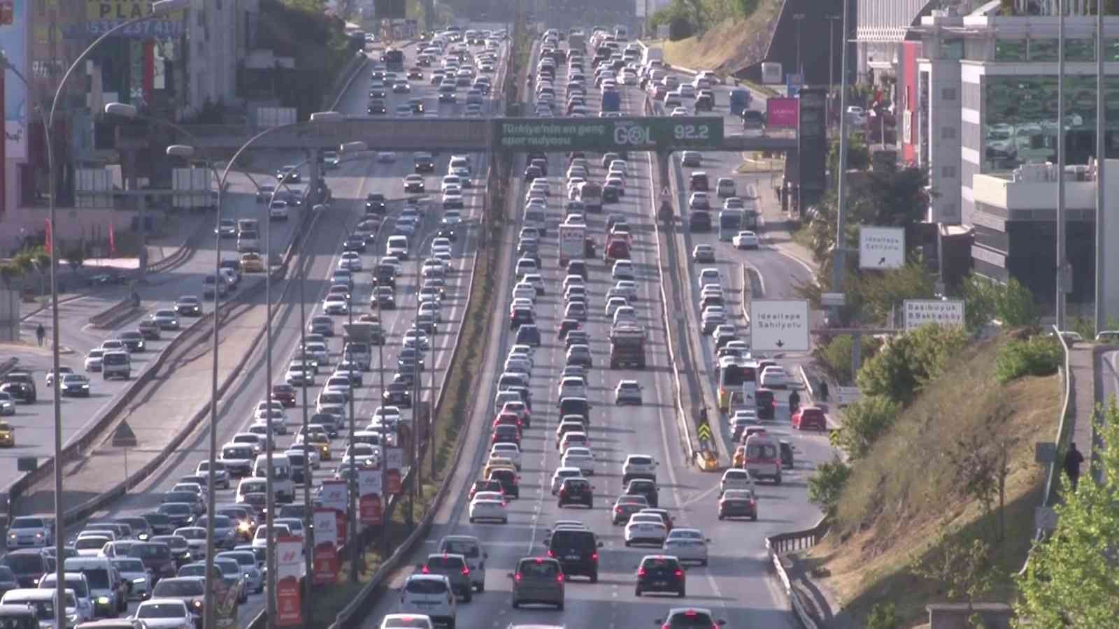 Haftanın son gününde İstanbul’da trafik yoğunluğu yüzde 49’lara ulaştı. E-5 karayolu Maltepe mevkiinde oluşan trafik yoğunluğu havadan ...