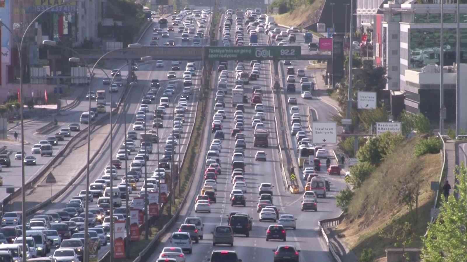 Haftanın son gününde İstanbul’da trafik yoğunluğu yüzde 49’lara ulaştı. E-5 karayolu Maltepe mevkiinde oluşan trafik yoğunluğu havadan ...