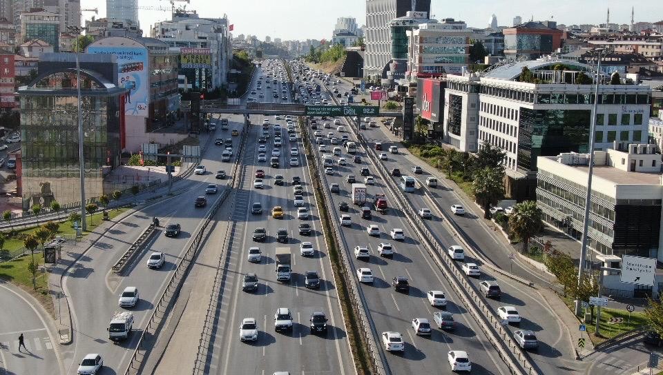 Haftanın son gününde İstanbul’da trafik yoğunluğu yüzde 49’lara ulaştı. E-5 karayolu Maltepe mevkiinde oluşan trafik yoğunluğu havadan ...