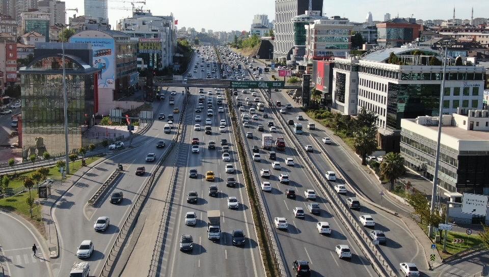 Haftanın son gününde İstanbul’da trafik yoğunluğu yüzde 49’lara ulaştı. E-5 karayolu Maltepe mevkiinde oluşan trafik yoğunluğu havadan ...