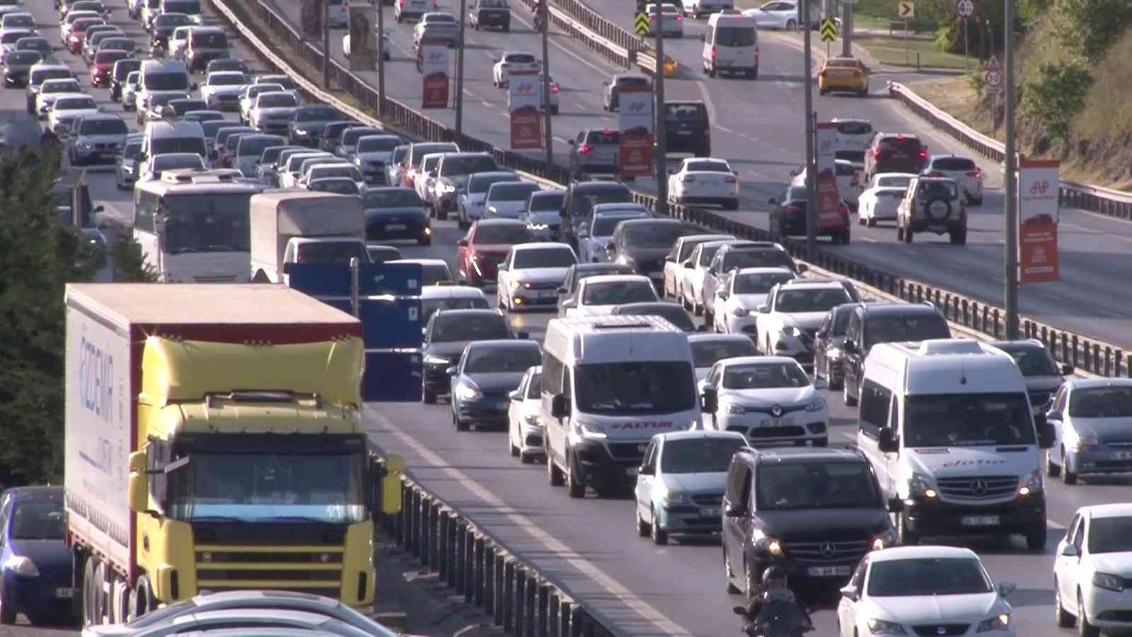 Haftanın son gününde İstanbul’da trafik yoğunluğu yüzde 49’lara ulaştı. E-5 karayolu Maltepe mevkiinde oluşan trafik yoğunluğu havadan ...