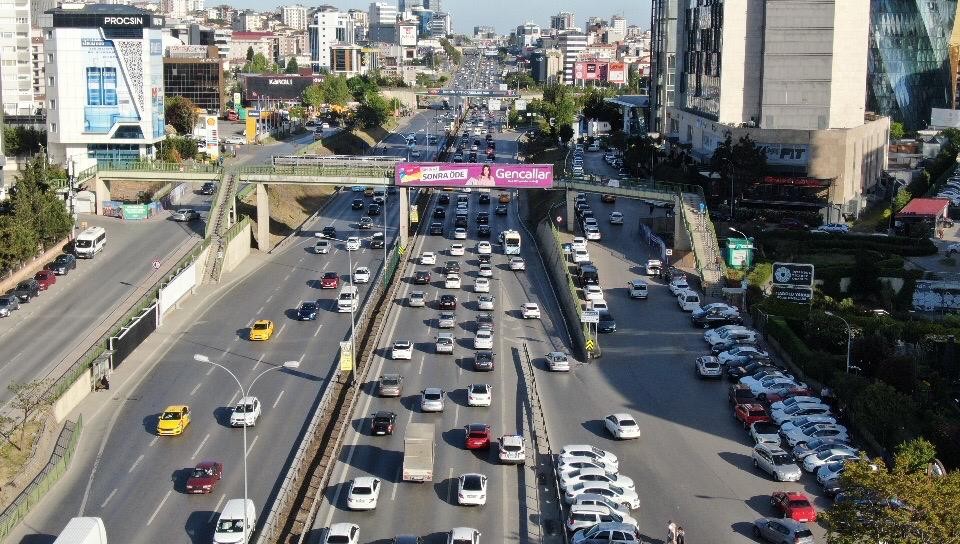 Haftanın son gününde İstanbul’da trafik yoğunluğu yüzde 49’lara ulaştı. E-5 karayolu Maltepe mevkiinde oluşan trafik yoğunluğu havadan ...