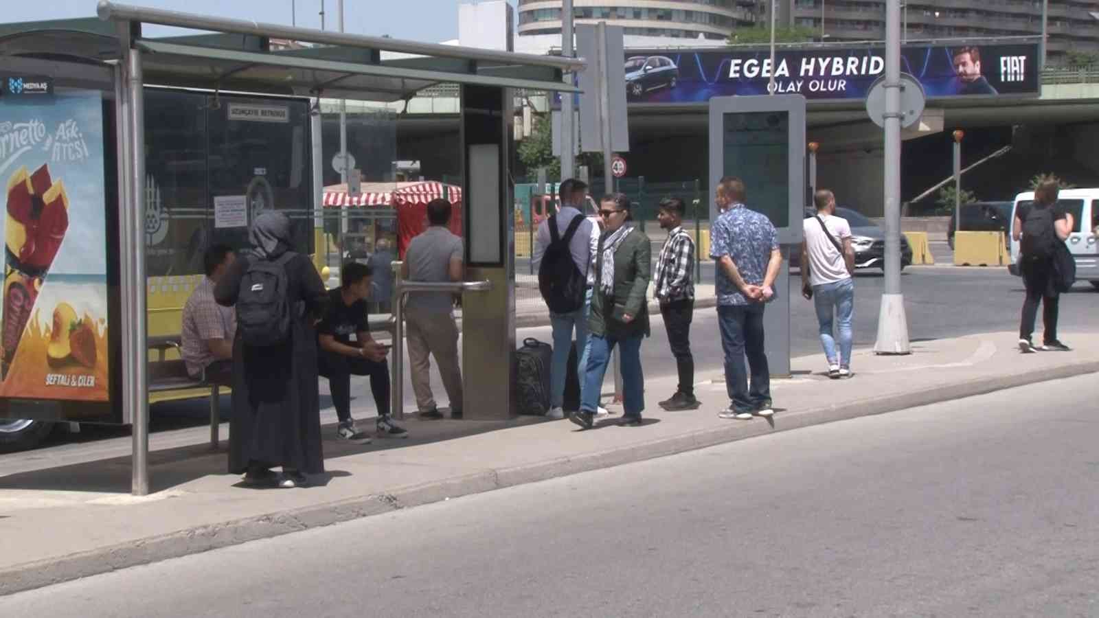 Vaka sayısının 3 gün arka arkaya binin altına düşmesi sonrası toplu ulaşımda maske kullanımı vatandaşların tercihine bırakıldı. Kadıköy’de ...