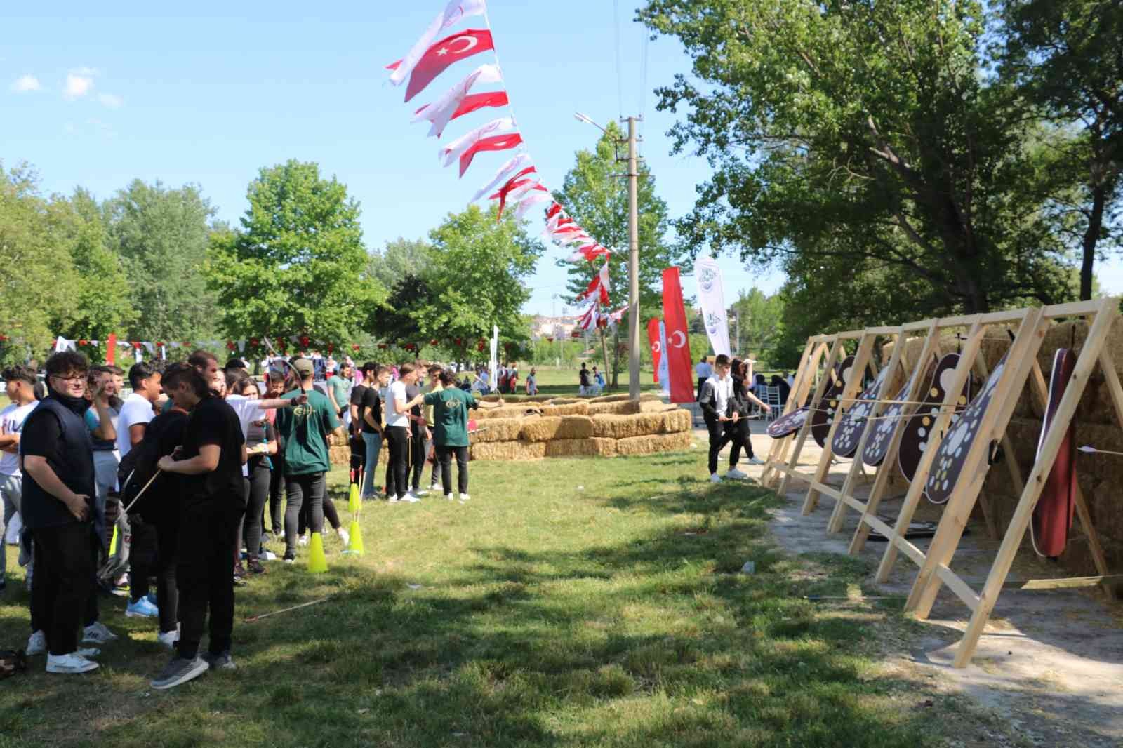 İstanbul’un fethinin yıl dönümünde her yıl geleneksel olarak gerçekleştirilen 10. Fetih Kupası’nın tanıtımı Edirne’de yapıldı. Okçular Vakfı ...