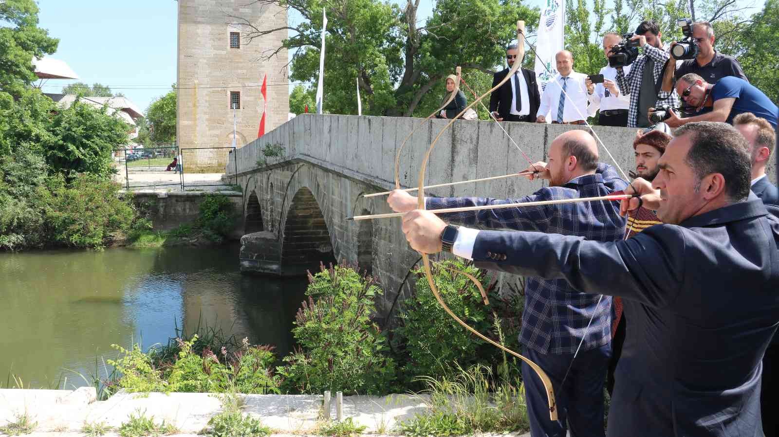 İstanbul’un fethinin yıl dönümünde her yıl geleneksel olarak gerçekleştirilen 10. Fetih Kupası’nın tanıtımı Edirne’de yapıldı. Okçular Vakfı ...