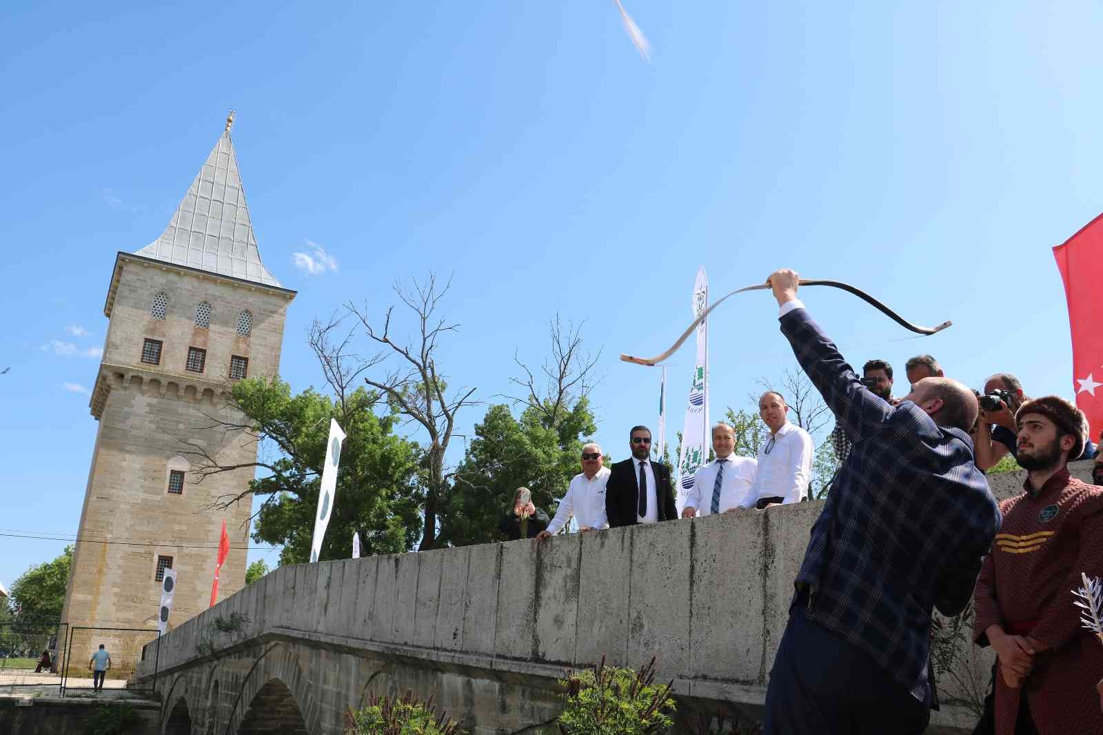 İstanbul’un fethinin yıl dönümünde her yıl geleneksel olarak gerçekleştirilen 10. Fetih Kupası’nın tanıtımı Edirne’de yapıldı. Okçular Vakfı ...