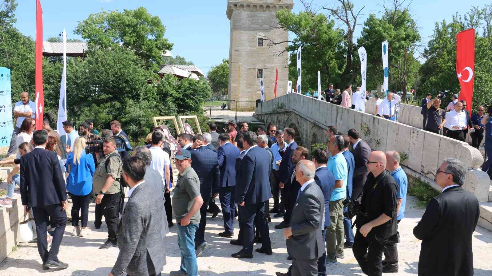 İstanbul’un fethinin yıl dönümünde her yıl geleneksel olarak gerçekleştirilen 10. Fetih Kupası’nın tanıtımı Edirne’de yapıldı. Okçular Vakfı ...