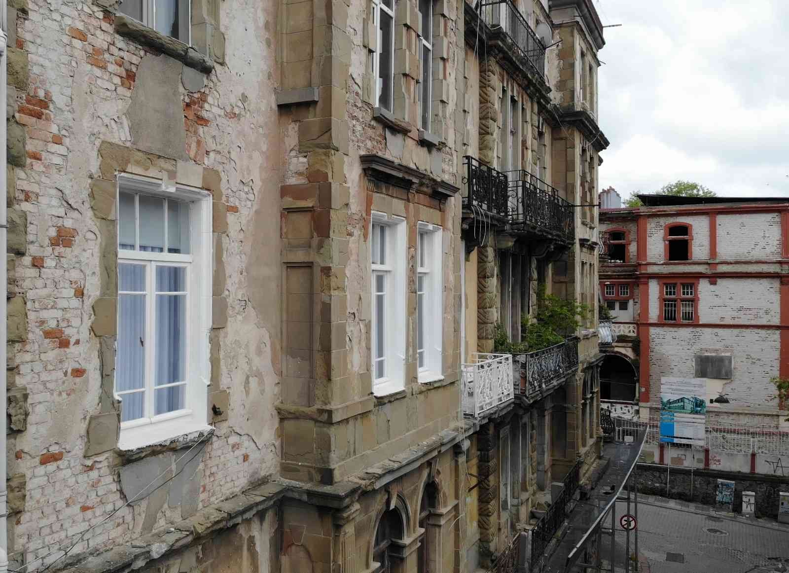 Kadıköy’de bulunan ve İstanbul’un ilk apartmanlarından olan ‘Valpreda Apartmanı’ 113 yıllık tarihiyle zamana adeta meydan okuyor. Etkileyici ...