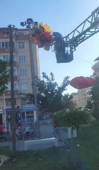 Tekirdağ’ın Çerkezköy ilçesinde içerisi helyum gazıyla dolu olan balonları uçan baloncu itfaiye ekiplerine kurtarması için ihbarda bulundu. Olay ...