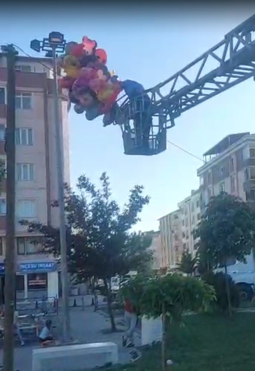 Tekirdağ’ın Çerkezköy ilçesinde içerisi helyum gazıyla dolu olan balonları uçan baloncu itfaiye ekiplerine kurtarması için ihbarda bulundu. Olay ...