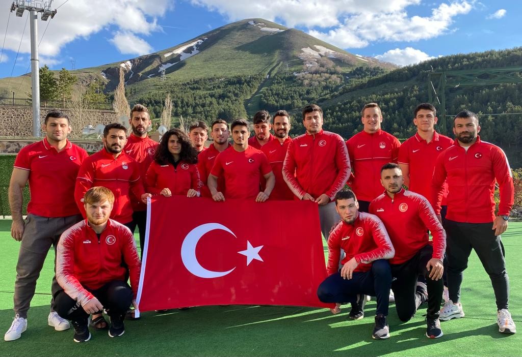 Erzurum’da kampta bulunan Türkiye Judo Olimpik Kadın ve Erkek Milli Takımı, 19 Mayıs Atatürk’ü Anma, Gençlik ve Spor Bayramı’nı kutladı. Erzurum ...