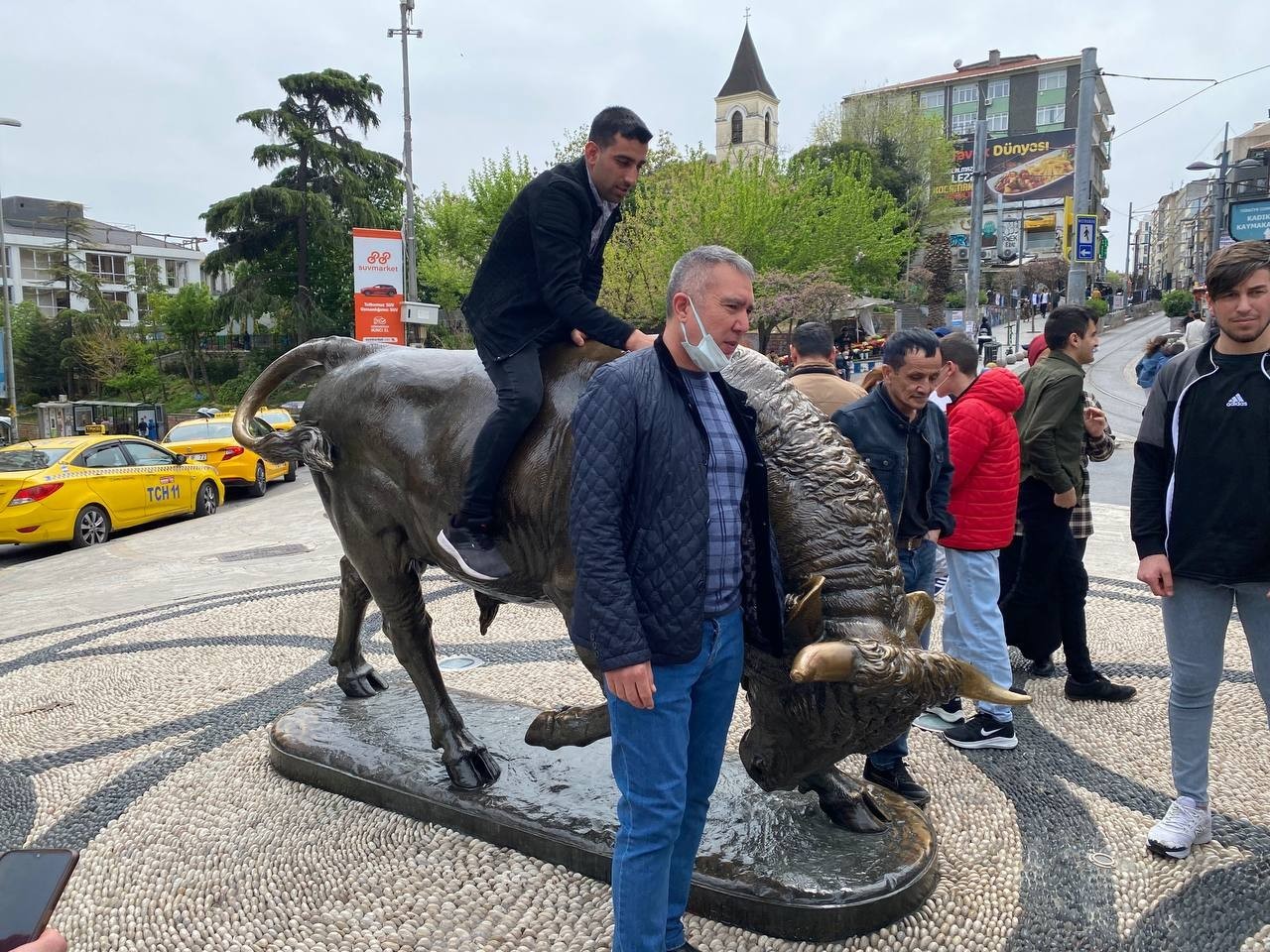 Kadıköy’ün simgelerinden olan boğa heykelinin restorasyonu tamamlandı. Boğa heykeli bayramın ilk gününde İstanbulluların beğenisine sunuldu. 1864 ...