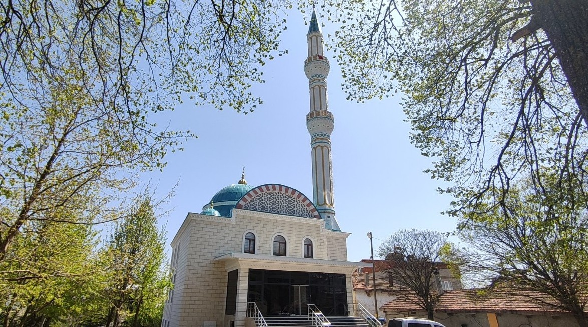 Bursa’da köylü kadınların fırında ekmek yaparak 4 milyon liraya yaptırdığı cami ibadete açıldı. Orhaneli ilçesine bağlı Başköy halkı, eskiyen ...